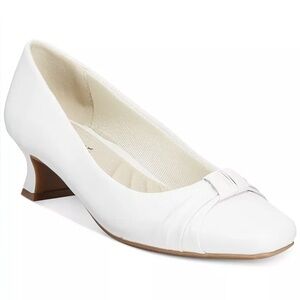 NWT Easy Street Women Waive White Faux Leather Square Closed Toe Pumps Size 9.5W